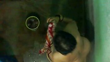 Người đàn ông dựa vào phim xx me con bạn bè từ phía sau