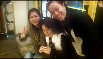 Anh ấy ôm cô gái tóc nâu phim xx tinh cam đeo kính vào lòng